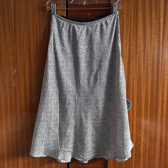 Elegant Black and White Midi Skirt - Picture 5 of 6